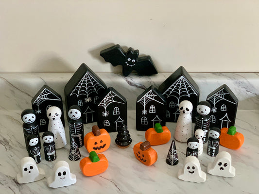 Halloween Wood Peg Dolls, Pumpkins, Ghosts, Bats and Haunted Houses